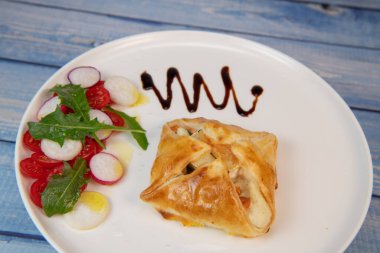 Somon ve keçi peynirli börek tarifi. Yüksek kalite fotoğraf