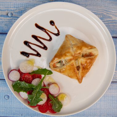 Somon ve keçi peynirli börek tarifi. Yüksek kalite fotoğraf