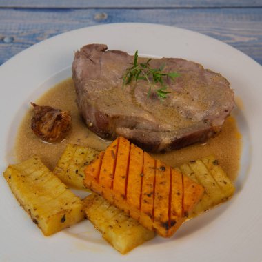 Hardal soslu domuz rostosu, baharatlı fırında patates ve sarımsaklı ekmek tarifi. Yüksek kalite fotoğraf