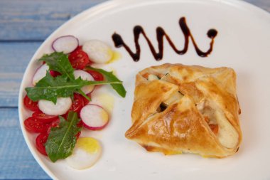 Somon ve keçi peynirli börek tarifi. Yüksek kalite fotoğraf