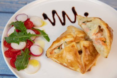Somon ve keçi peynirli börek tarifi. Yüksek kalite fotoğraf