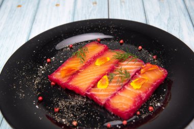 Pancar ve avokado mayonez sosuyla marine edilmiş gravlax somonu tarifi. Yüksek kalite fotoğraf