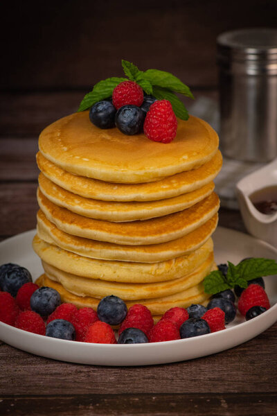 Рецепт блинов с кленовым сиропом с малиной и черникой, фото высокого качества