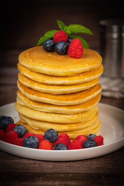 Рецепт блинов с кленовым сиропом с малиной и черникой, фото высокого качества