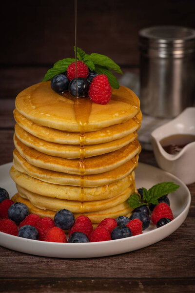 Рецепт блинов с кленовым сиропом с малиной и черникой, фото высокого качества