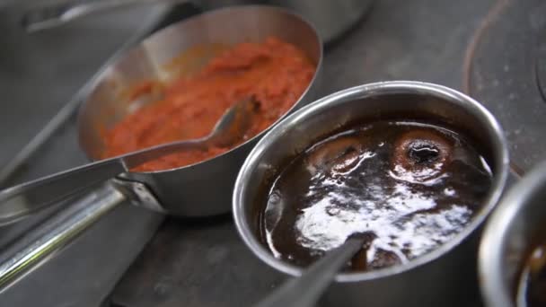 Close Tiro Cozinheiro Chef Molhos Preparados Aquecidos Panelas Fogão Processo — Vídeo de Stock