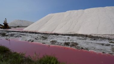 Pembe Göletler İnsan Yapımı Tuz Buharlaştırma Tavaları Camargue, Salin de Guiraud, Fransa. Yüksek kalite 4k görüntü
