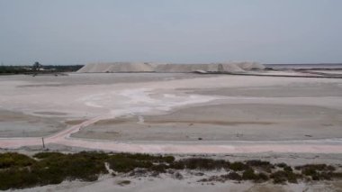 Pembe Göletler İnsan Yapımı Tuz Buharlaştırma Tavaları Camargue, Salin de Guiraud, Fransa. Yüksek kalite 4k görüntü