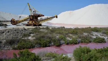 Pembe Göletler İnsan Yapımı Tuz Buharlaştırma Tavaları Camargue, Salin de Guiraud, Fransa. Yüksek kalite 4k görüntü