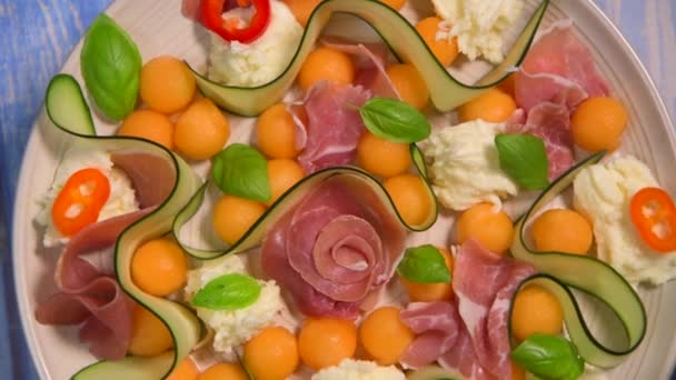 Opatření Pro Melon Mozarella Basil Cured Ham Salad Cucumber Slice — Stock video