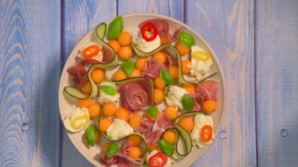 Melon Mozarella Basil Cured Ham Salatası Cucumber Slice Orange Vinaigrette — Stok video