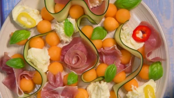 Recipe Voor Melon Mozarella Basil Cured Ham Salad Cucumber Slice — Stockvideo