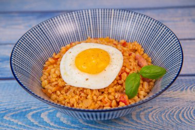 Pastırmalı, domatesli ve yumurtalı, kızarmış yumurtayla servis edilmiş. Yüksek kalite fotoğraf