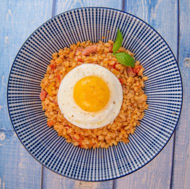 Pastırmalı, domatesli ve yumurtalı, kızarmış yumurtayla servis edilmiş. Yüksek kalite fotoğraf