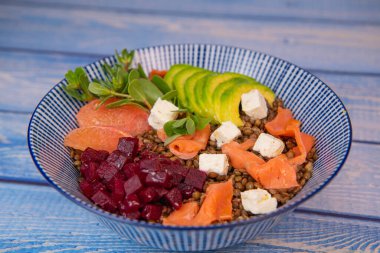 YAZ SALAD LENTİLLER AVOCADO SALMON, BEET CHEESE PURSLANE, GREPEFRUIT, yüksek kaliteli fotoğraf