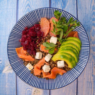 YAZ SALAD LENTİLLER AVOCADO SALMON, BEET CHEESE PURSLANE, GREPEFRUIT, yüksek kaliteli fotoğraf
