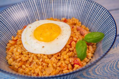 Pastırmalı, domatesli ve yumurtalı, kızarmış yumurtayla servis edilmiş. Yüksek kalite fotoğraf