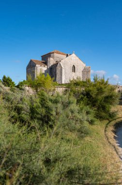 Talmont sur gironde, 12. yüzyıl Sainte Radegonde kilisesi manzaralı. Yüksek kalite fotoğraf