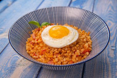 Pastırmalı, domatesli ve yumurtalı, kızarmış yumurtayla servis edilmiş. Yüksek kalite fotoğraf