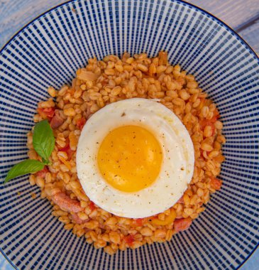 Pastırmalı, domatesli ve yumurtalı, kızarmış yumurtayla servis edilmiş. Yüksek kalite fotoğraf