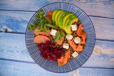 YAZ SALAD LENTİLLER AVOCADO SALMON, BEET CHEESE PURSLANE, GREPEFRUIT, yüksek kaliteli fotoğraf