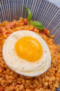 Pastırmalı, domatesli ve yumurtalı, kızarmış yumurtayla servis edilmiş. Yüksek kalite fotoğraf