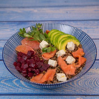 YAZ SALAD LENTİLLER AVOCADO SALMON, BEET CHEESE PURSLANE, GREPEFRUIT, yüksek kaliteli fotoğraf