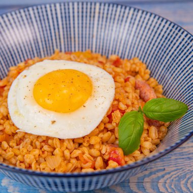 Pastırmalı, domatesli ve yumurtalı, kızarmış yumurtayla servis edilmiş. Yüksek kalite fotoğraf