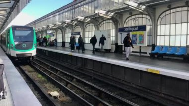 Metro treni istasyona giriyor. Paris, Fransa, demiryolu treni, yüksek kalite 4K görüntü.