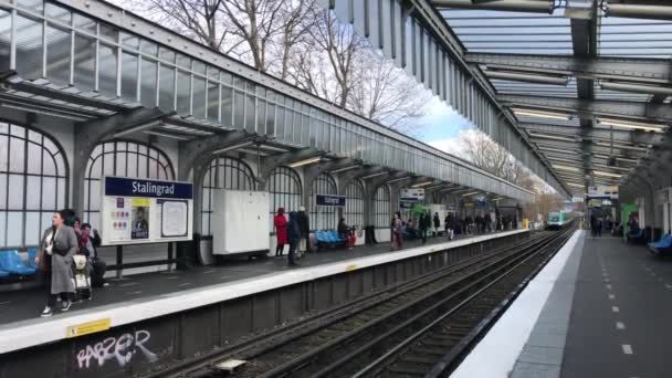 駅から地下鉄が入ってくる フランス 鉄道列車 高品質の4K映像 — ストック動画
