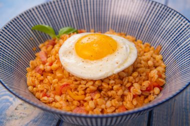 Pastırmalı, domatesli ve yumurtalı, kızarmış yumurtayla servis edilmiş. Yüksek kalite fotoğraf