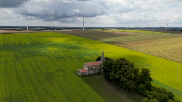 Вид Воздуха Французская Деревня Желтый Рапс Поле Панорама Ветряной Турбиной — стоковое видео