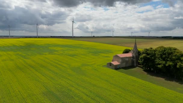 Luftaufnahme Französische Landschaft Gelbes Rapsfeld Panorama Mit Windkraftanlage Oder Windrädern — Stockvideo