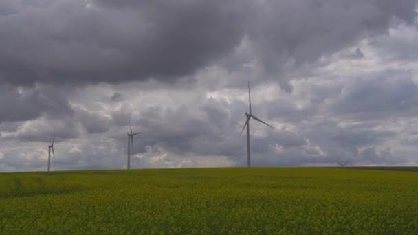 Letecký Pohled Francouzská Krajina Žluté Řepkové Pole Panorama Větrnou Turbínou — Stock video