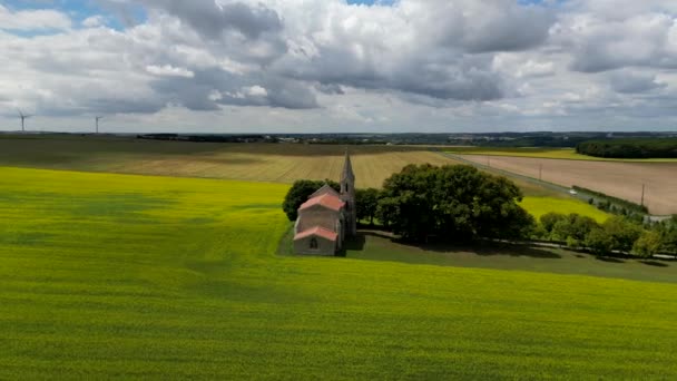 Uitzicht Lucht Franse Platteland Geel Raapzaadveld Panorama Met Windturbine Windwielen — Stockvideo