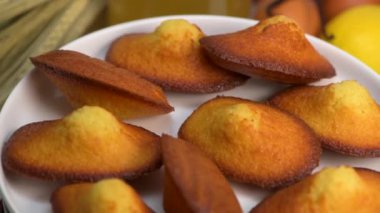 Ballı, limonlu ve vanilyalı lezzetli pasta, yüksek kaliteli 4K görüntü.