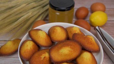 Ballı, limonlu ve vanilyalı lezzetli pasta, yüksek kaliteli 4K görüntü.