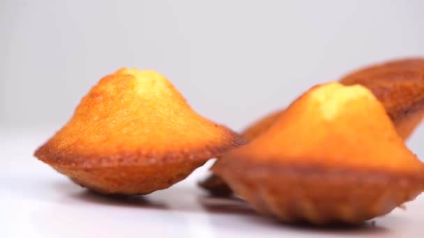 Köstliche Madeleine Torte Auf Weißem Hintergrund Aromatisiert Mit Honig Zitrone — Stockvideo