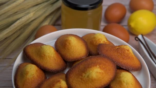 レモン バニラと味付けされたプレート上の美味しいマデリンケーキ 高品質の4K映像 — ストック動画