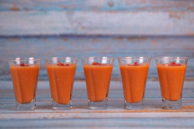 Mavi arka planda domates çorbası ile sağlıklı verrines, yüksek kaliteli fotoğraf