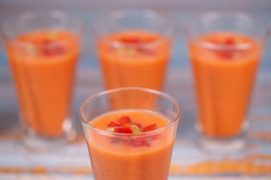 Mavi arka planda domates çorbası ile sağlıklı verrines, yüksek kaliteli fotoğraf