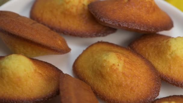Heerlijke Madeleine Cake Bord Smaak Gebracht Met Honing Citroen Vanille — Stockvideo