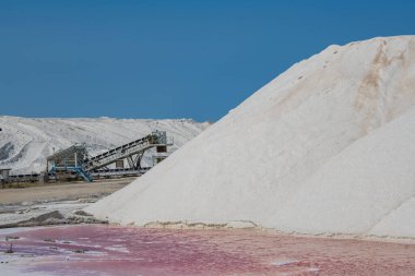 Pembe Göletler İnsan Yapımı Tuz Buharlaştırma Tavaları Camargue, Salin de Guiraud, Fransa. Yüksek kalite fotoğraf