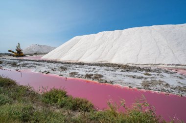 Pembe Göletler İnsan Yapımı Tuz Buharlaştırma Tavaları Camargue, Salin de Guiraud, Fransa. Yüksek kalite fotoğraf