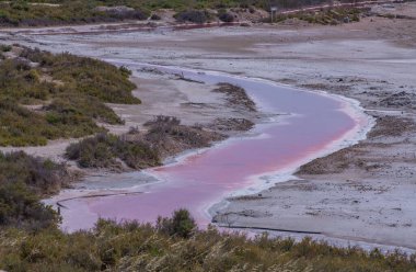 Pembe Göletler İnsan Yapımı Tuz Buharlaştırma Tavaları Camargue, Salin de Guiraud, Fransa. Yüksek kalite fotoğraf