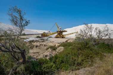 Pembe Göletler İnsan Yapımı Tuz Buharlaştırma Tavaları Camargue, Salin de Guiraud, Fransa. Yüksek kalite fotoğraf