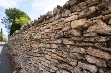 Gordes, Vaucluse, Provence, Fransa köyündeki kuru taş duvar manzarası, yüksek kaliteli fotoğraf
