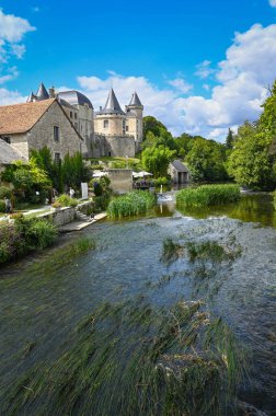 Verteuil-sur-Charente, Fransa 'nın sessiz kırsalında Charente nehrinin kıyısında güzel bir kale ve su değirmenine sahip bir köydür. Yüksek kalite fotoğraf