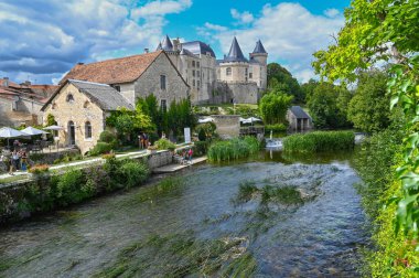 Verteuil-sur-Charente, Fransa 'nın sessiz kırsalında Charente nehrinin kıyısında güzel bir kale ve su değirmenine sahip bir köydür. Yüksek kalite fotoğraf