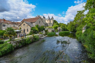 Verteuil-sur-Charente, Fransa 'nın sessiz kırsalında Charente nehrinin kıyısında güzel bir kale ve su değirmenine sahip bir köydür. Yüksek kalite fotoğraf